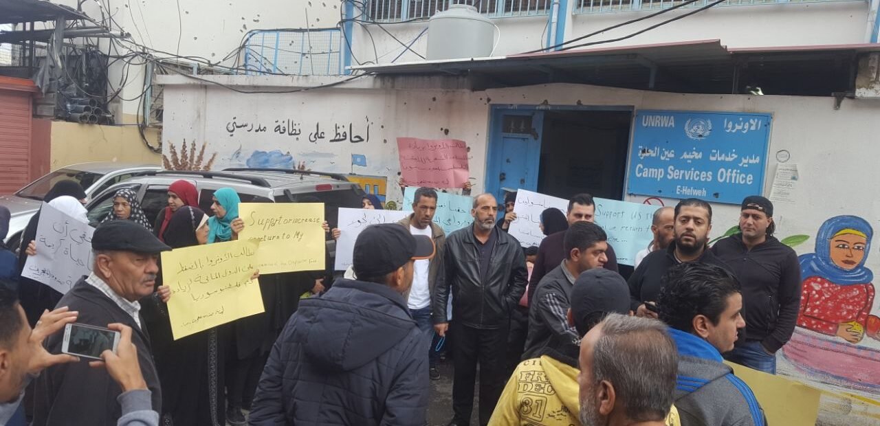 فلسطينيو سورية يعتصمون أمام مقر الأونروا في مخيمي البداوي وعين الحلوة