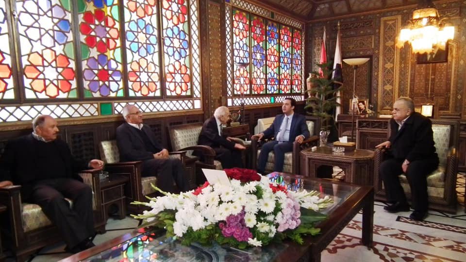 إعادة إعمار اليرموك وعودة الأهالي محور محادثات وفود فلسطيني مع محافظ دمشق