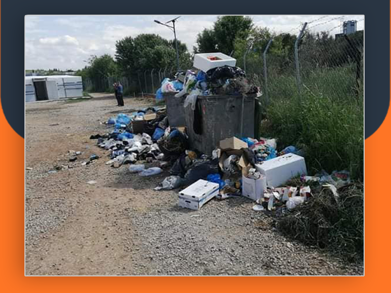 اللاجئون في مخيم ريتسونا اليوناني يشتكون نقصاً حاداً في خدمات التنظيف