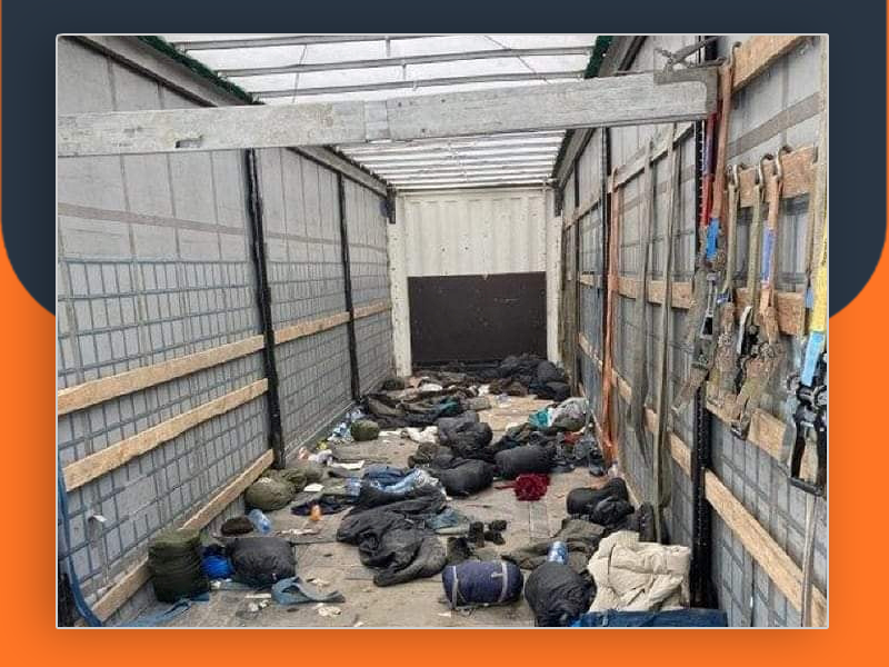 العثور على شاحنة تقل 54 لاجئاً بينهم فلسطينيون