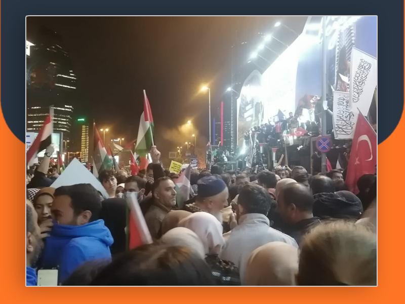 فلسطينيو سوريا يشاركون في الاحتجاجات الليلية أمام مبنى السفارة الإسرائيلية بإسطنبول