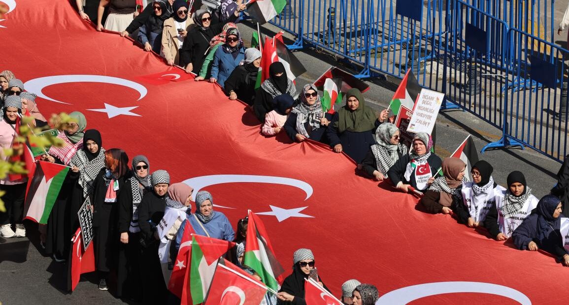 الفلسطينيون في تركيا… وضع مختلف عن السوريين