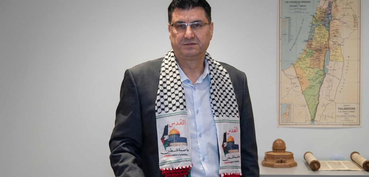 الإعلامي فايز فؤاد أبو عيد… صوت فلسطيني يحمل ذاكرة الجاعونة
