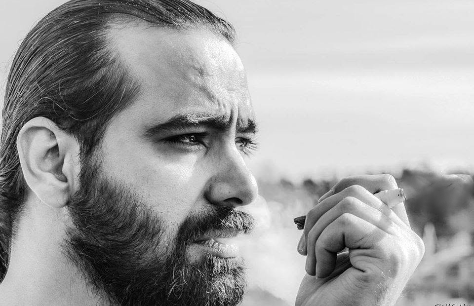 الفنان التشكيلي أنس سلامة.. ريشة تحفظ الحكاية