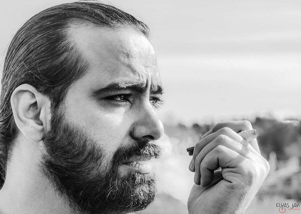 الفنان التشكيلي أنس سلامة.. ريشة تحفظ الحكاية